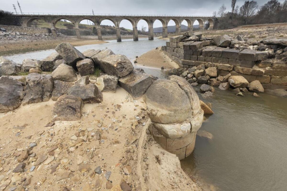 El nivel del pantano de Arija desciende a mínimos históricos.  / JESÚS J. MATÍAS