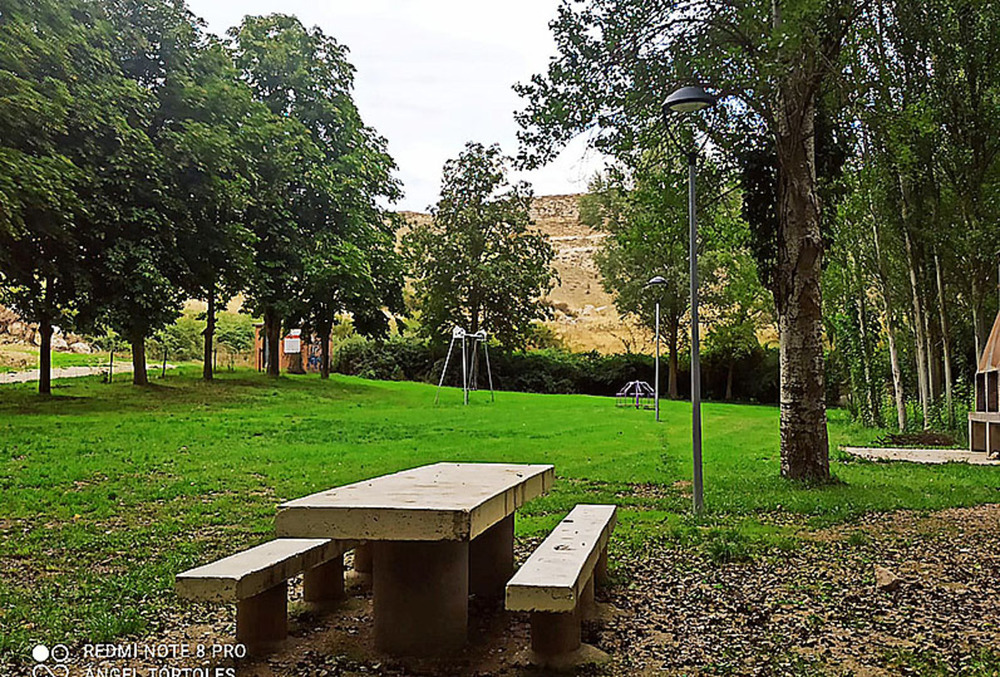 El parque de Los Caños de Tórtoles de Esgueva ya tiene columpios y mesas.