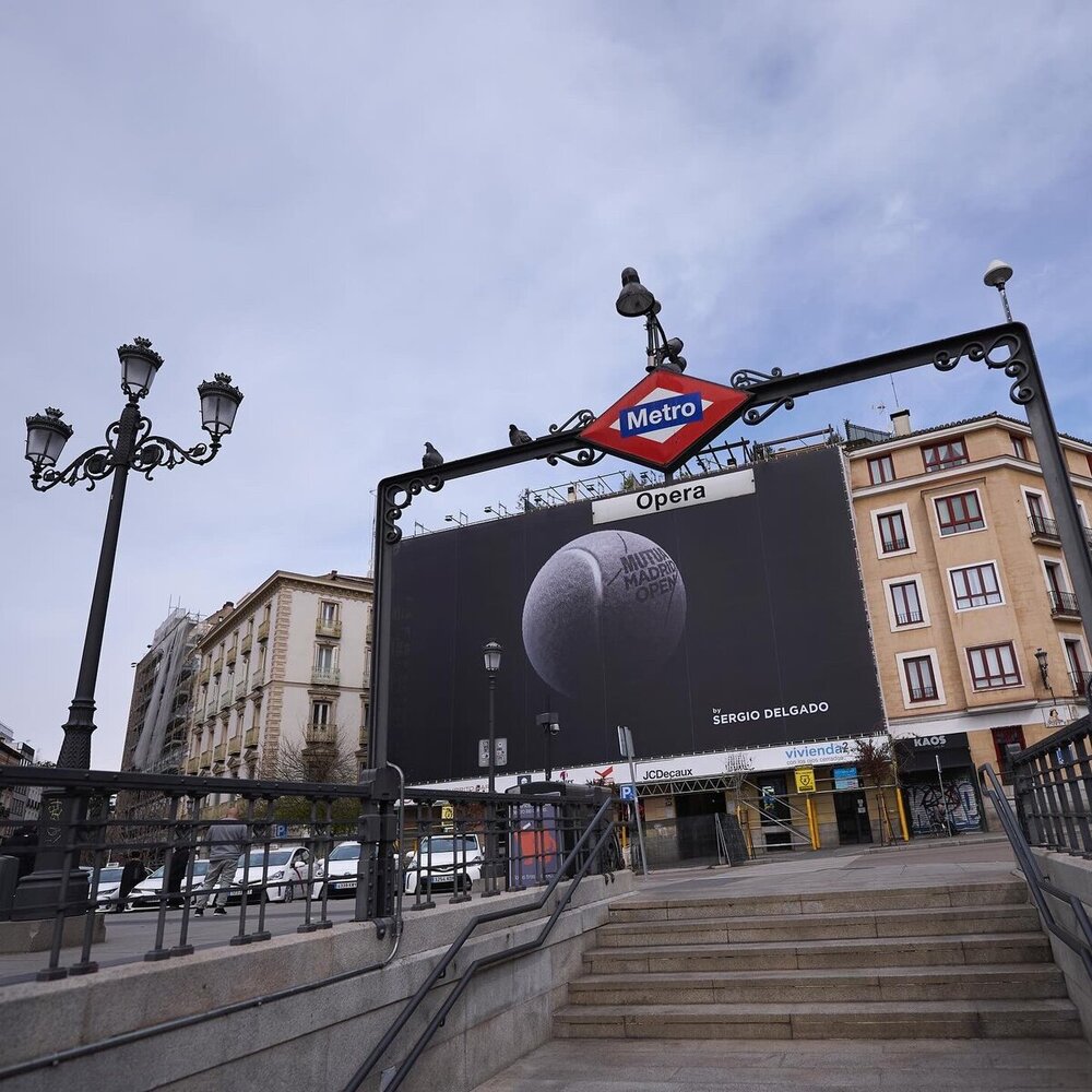 Lona gigante en la plaza de Ópera con el diseño de Sergio Delgado para el Mutua Madrid Open.