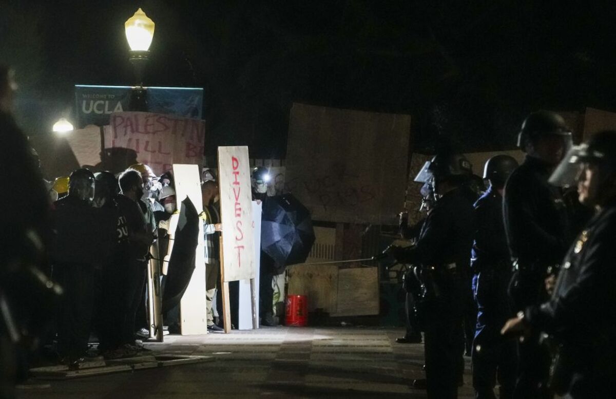 Police begin clearing pro-Palestine protest encampment at UCLA  / ALLISON DINNER