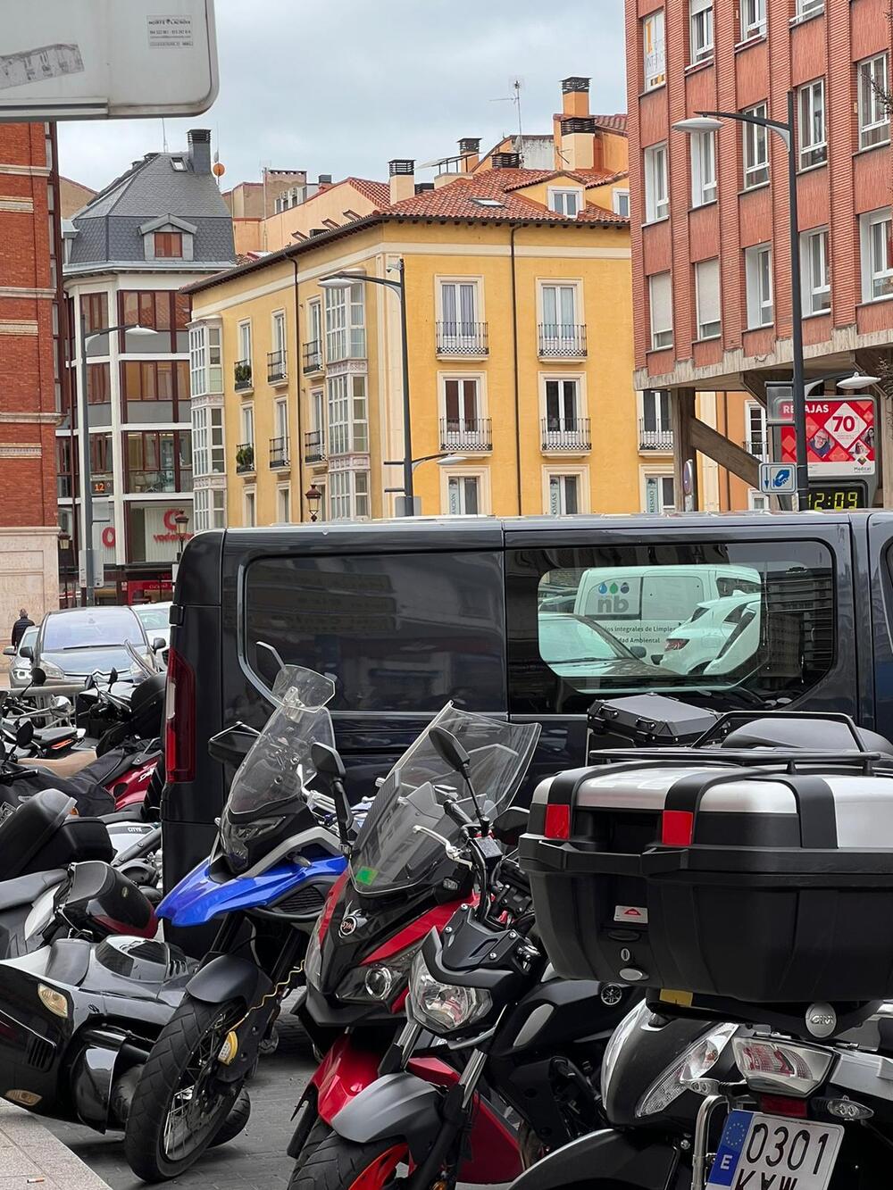 Se lleva varias motos por delante al aparcar sin frenos