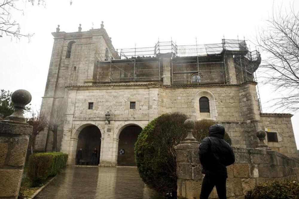 Vista general de la iglesia de Citores del Páramo, donde siguen los andamios de las obras del año pasado.