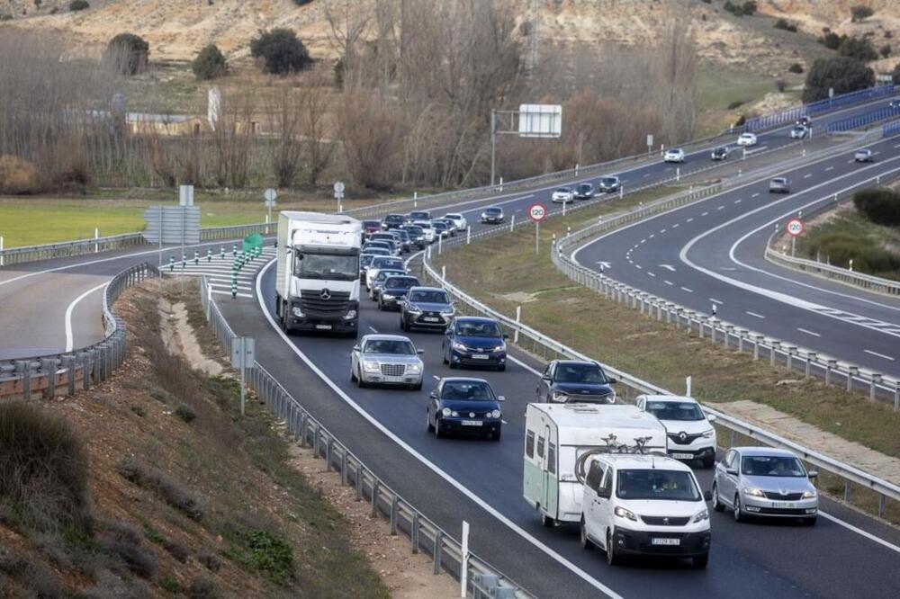 Una caravana colapsa la A-1 para exigir el tren Directo Madrid-Aranda-Burgos