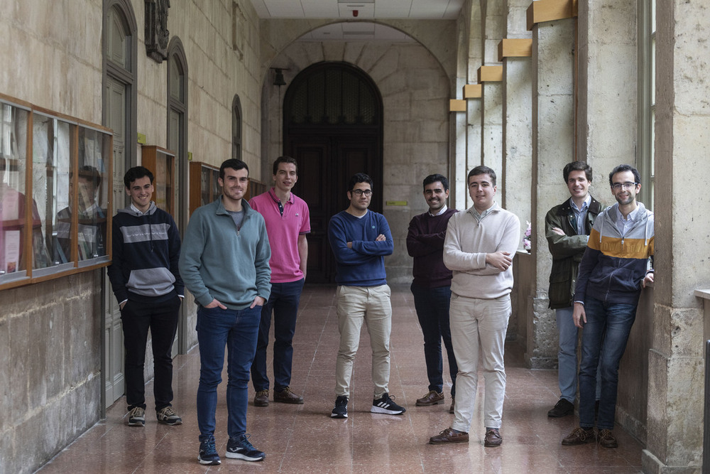 8 de los 18 seminaristas, en la Facultad de Teología de Burgos.