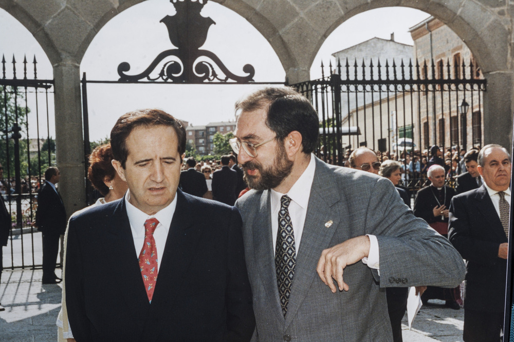 Juan José Lucas (i), presidente de Castilla y León entre 1991 y 2001, y Jesús Quijano, secretario regional del PSOE entre 1999 y 2000.