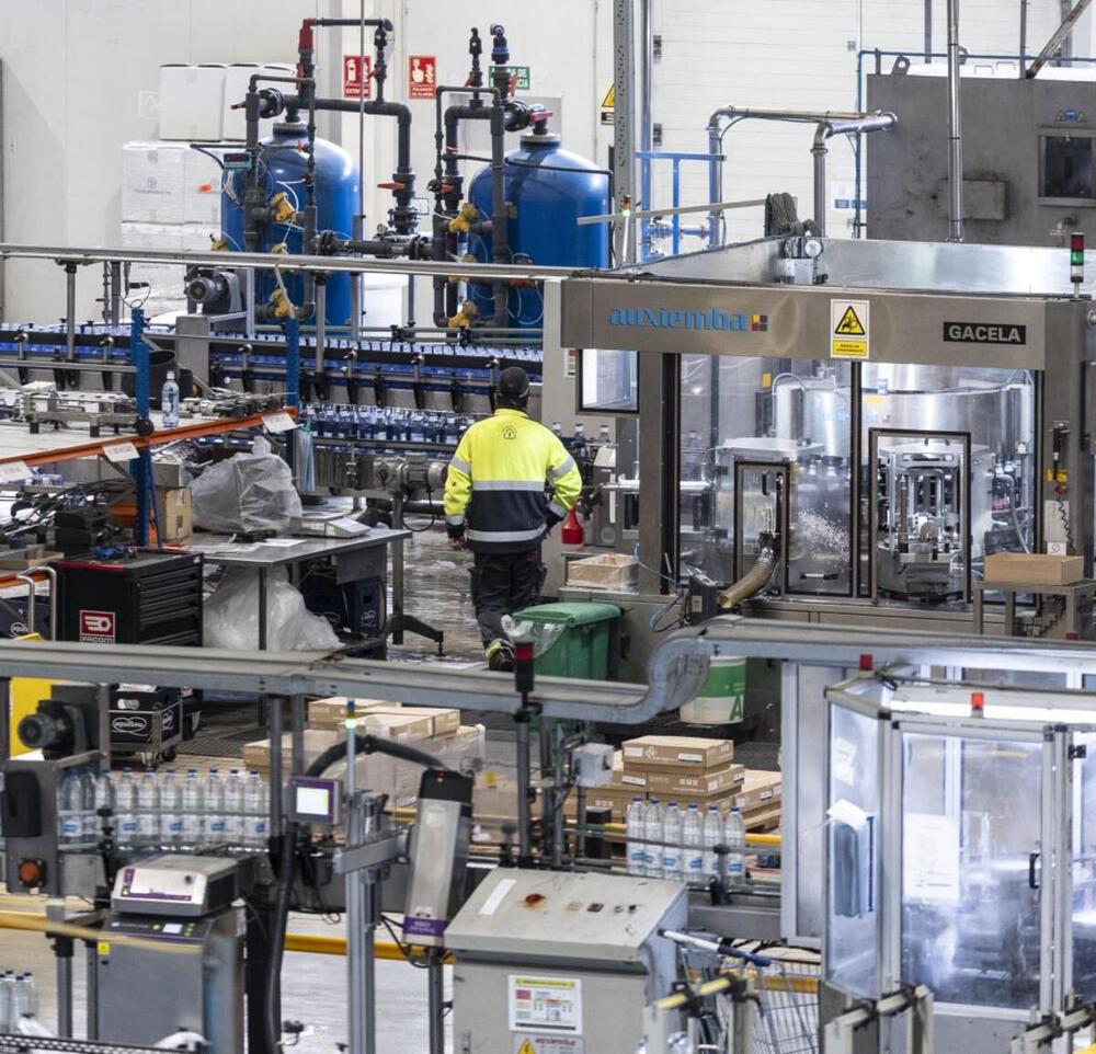 En la planta funcionan tres líneas de producción de botellas, dos para PET y otra para las de vidrio.