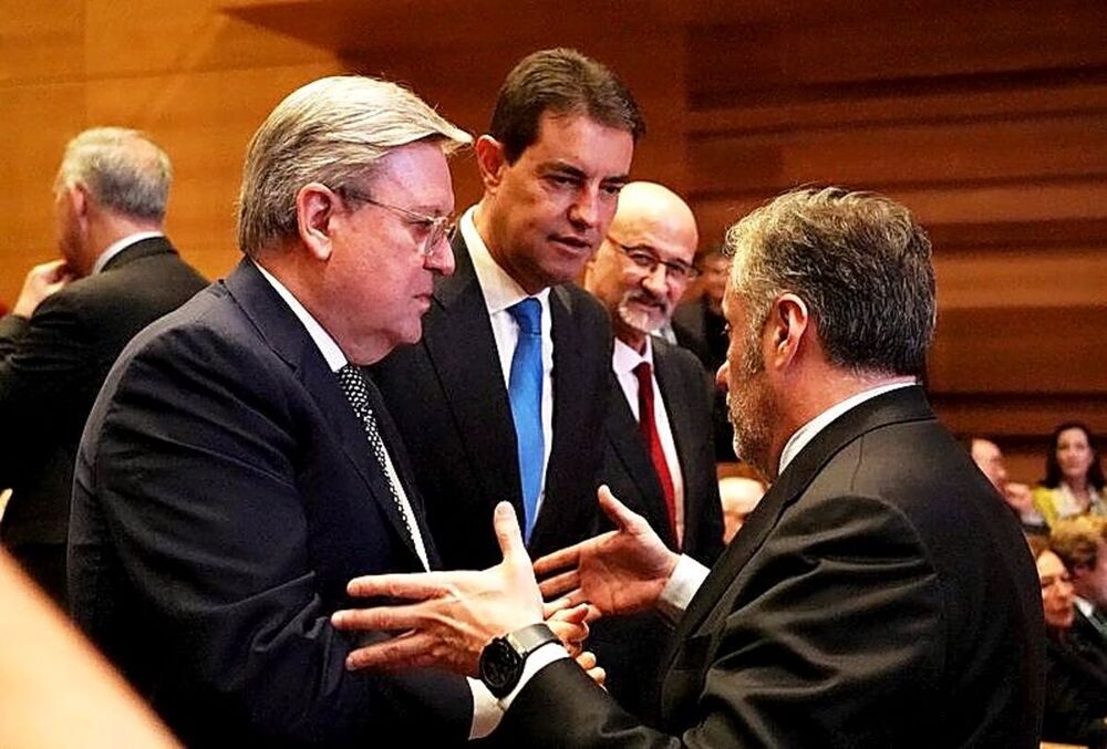 (I a d) Fernández Santiago, Ibáñez y Fuentes conversan con Pollán.