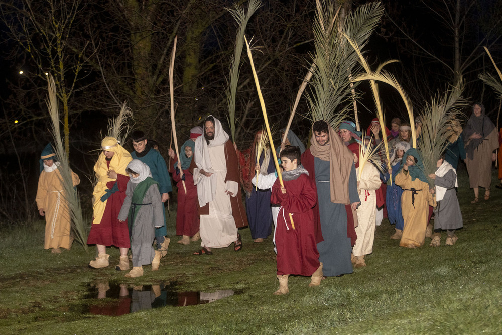 La representación arranca con la entrada de Jesús en Jerusalén, esta noche esquivando charcos.