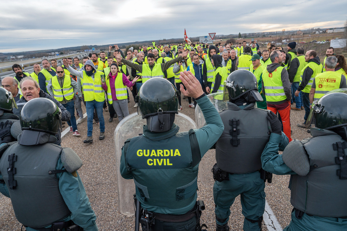 La Guardia Civil carga contra los agricultores para desalojar la A-1 tras el corte del tráfico en sentido Madrid.