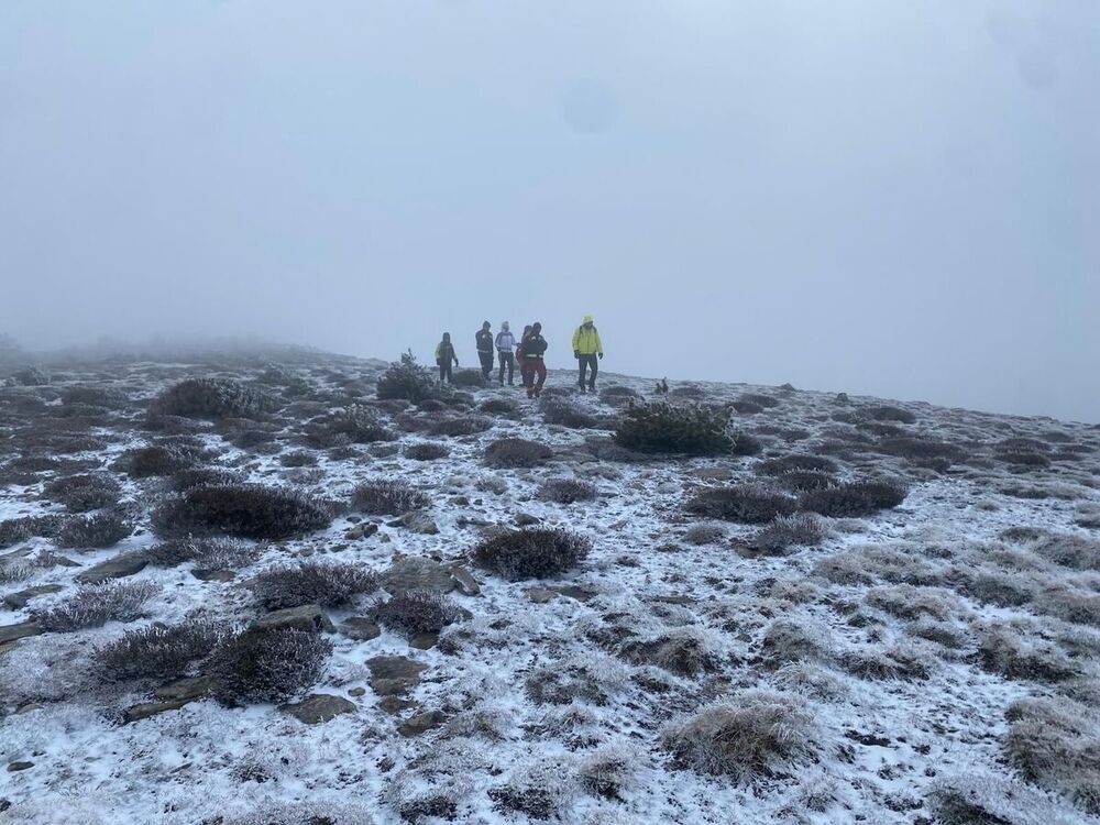 Auxilian a unos senderistas engullidos por la niebla y la nieve en Burgos