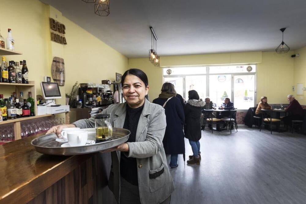 Nina Alves, con la bandeja lista para servir a los clientes, gestiona el bar de Villanueva de Gumiel. Admite que es «sacrificado» pero «muy bonito». 