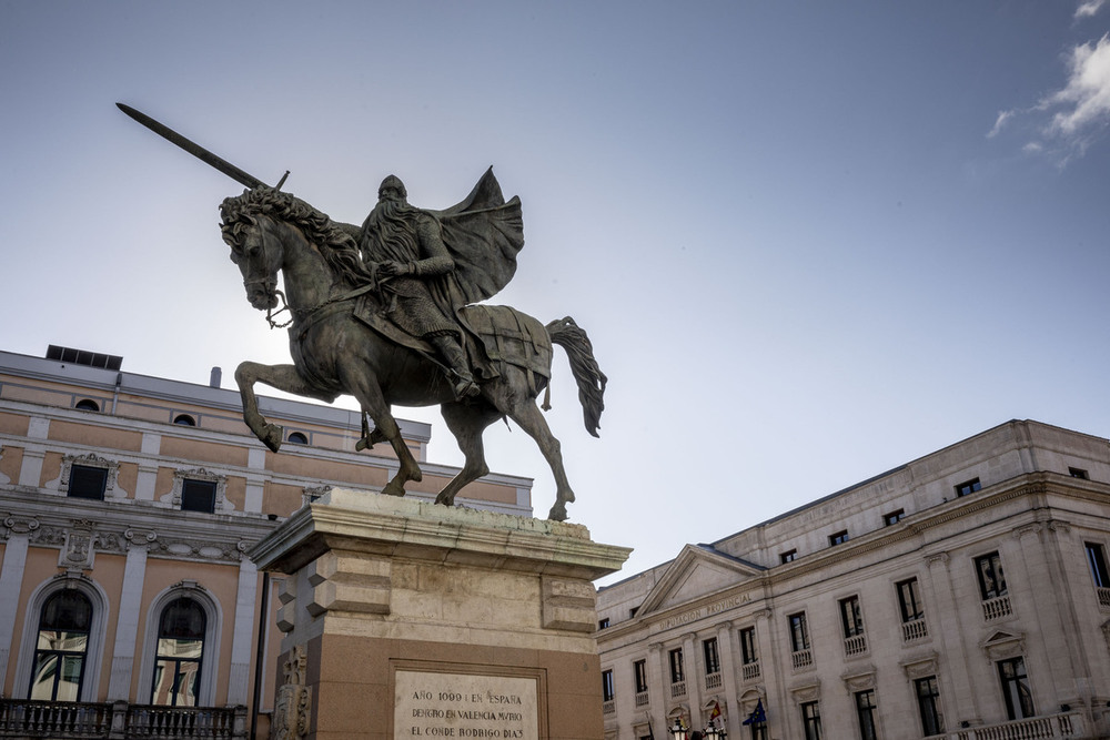 Estatua del Cid frente al Teatro Principal de Burgos.