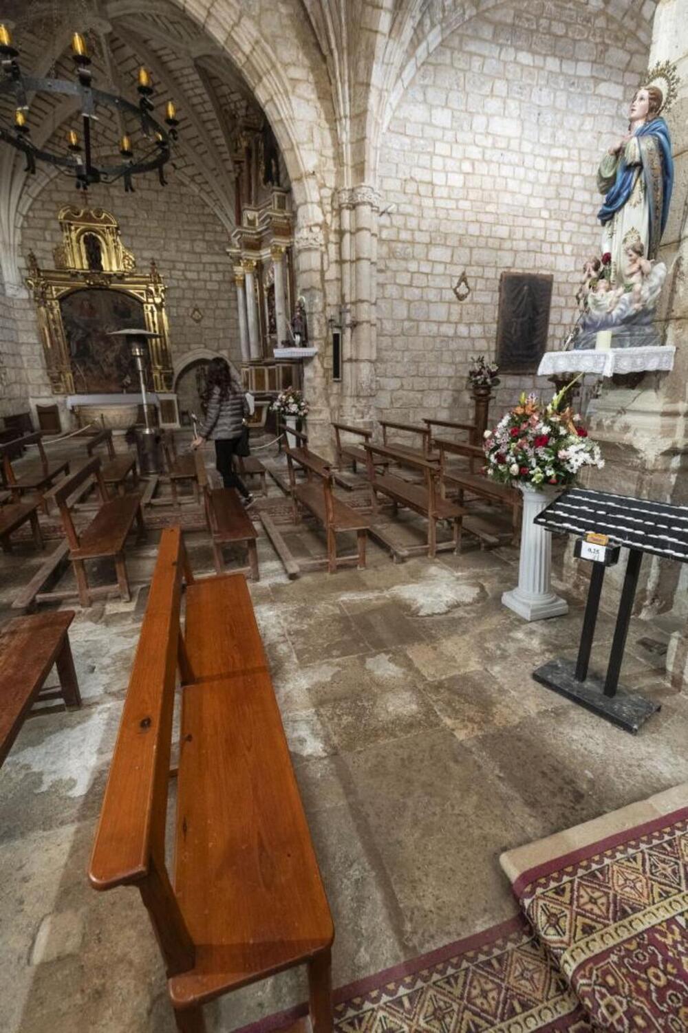 Las humedades están por todo el suelo de la iglesia de Nuestra Señora. 