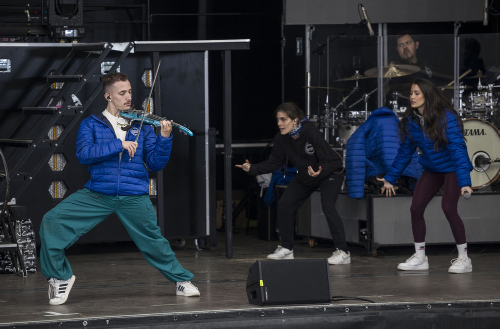 Ensayo ayer en Cogollos de la orquesta La Reina Show.