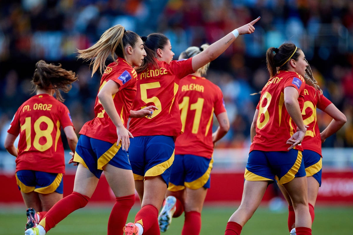 María Méndez dedica el gol del empate de España.  / @SEFUTBOLFEM