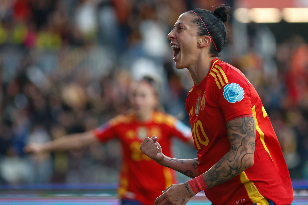Jenni Hermoso celebra su gol.  / SANTI OTERO (EFE)
