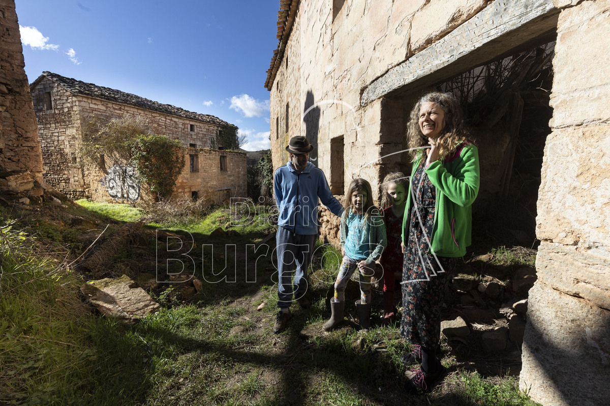 La familia holandesa que ha adquirido el pueblo deshabitado de Bárcena de Bureba pasa sus vacaciones en la propiedad y explica a Diario de Burgos toda la dimensión de su proyecto para llenar de vida -y de fruta- esta pedanía del silencio.   / VALDIVIELSO