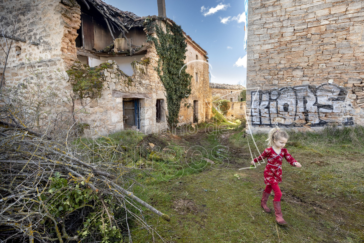 Las niñas corretean por un entorno privilegiado rodeado de naturaleza, ubicado a 40 kilómetros de Burgos y Briviesca.  / VALDIVIELSO