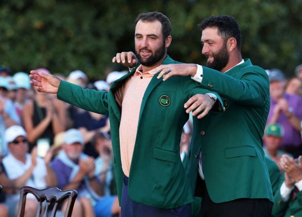 El español Jon Rahm fue el encargado de colocar la chaqueta al estadounidense