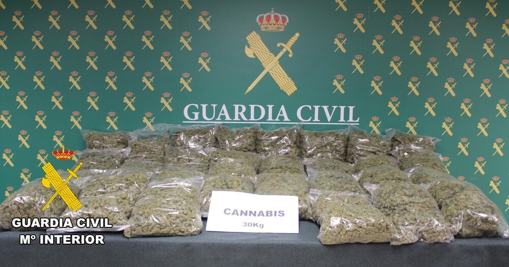 La Guardia Civil ha intervenido 30 kilos de marihuana en un área de servicio de la A-1.