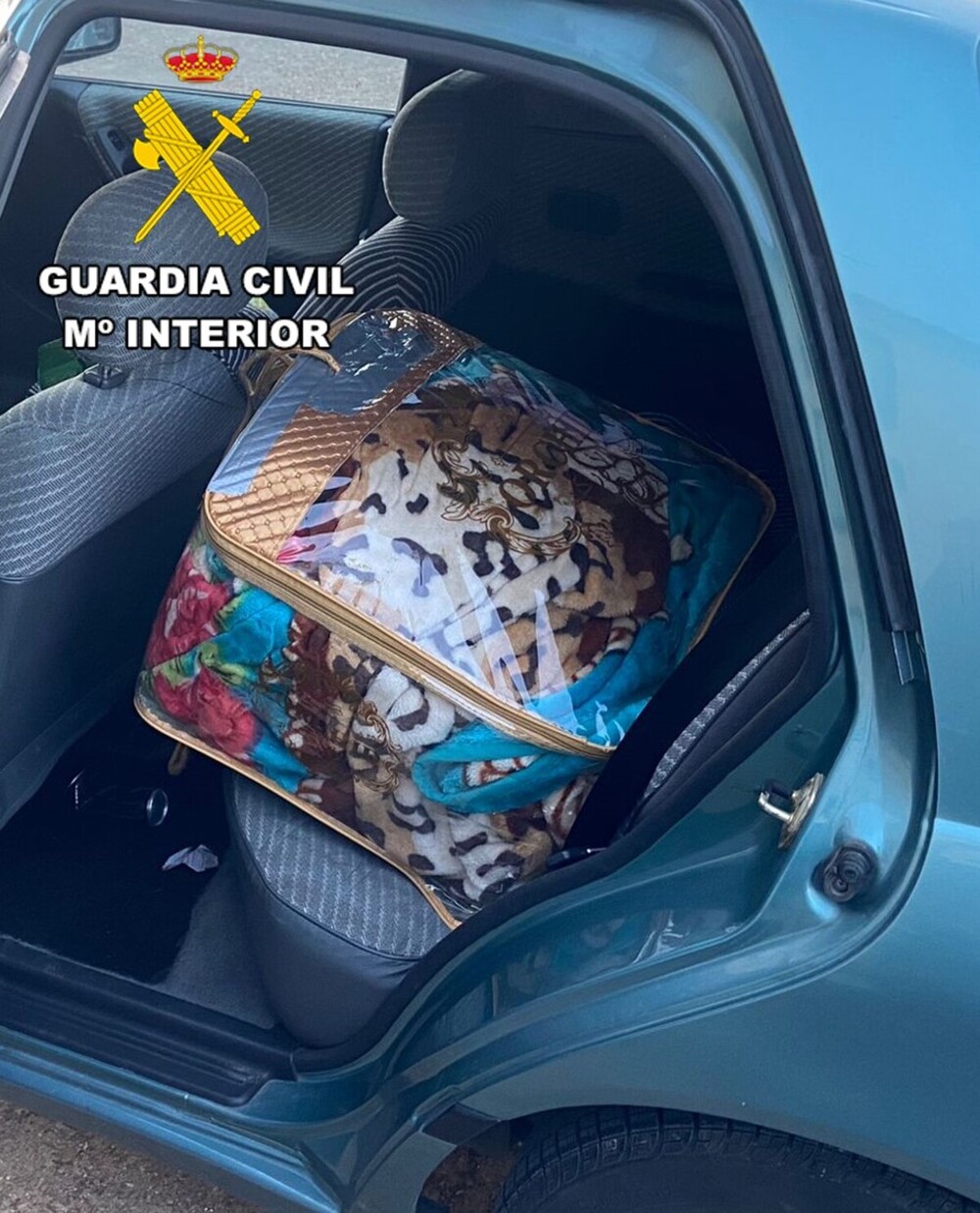 La Guardia Civil intercepta en la A-1 a un conductor que viajaba con 5 kilos de marihuana ocultos en su vehículo.