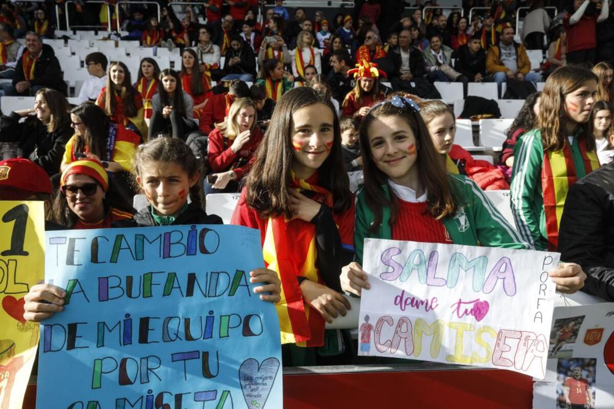 Una tarde mágica en El Plantío con la selección española femenina, sobre todo para las más jóvenes.  / VALDIVIELSO