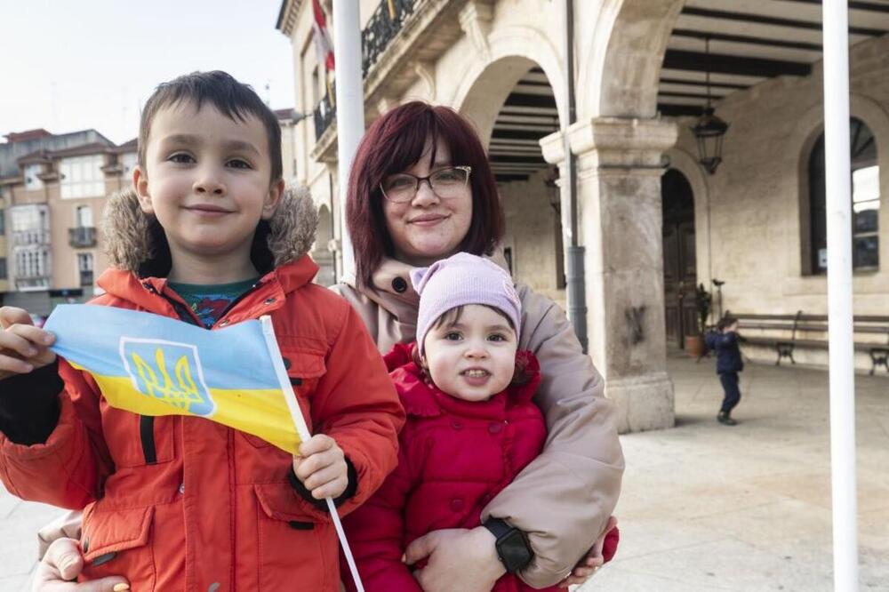 Katerina, María y Mykhail, madre de 33 años y sus dos hijos, de 2 y 5 años.