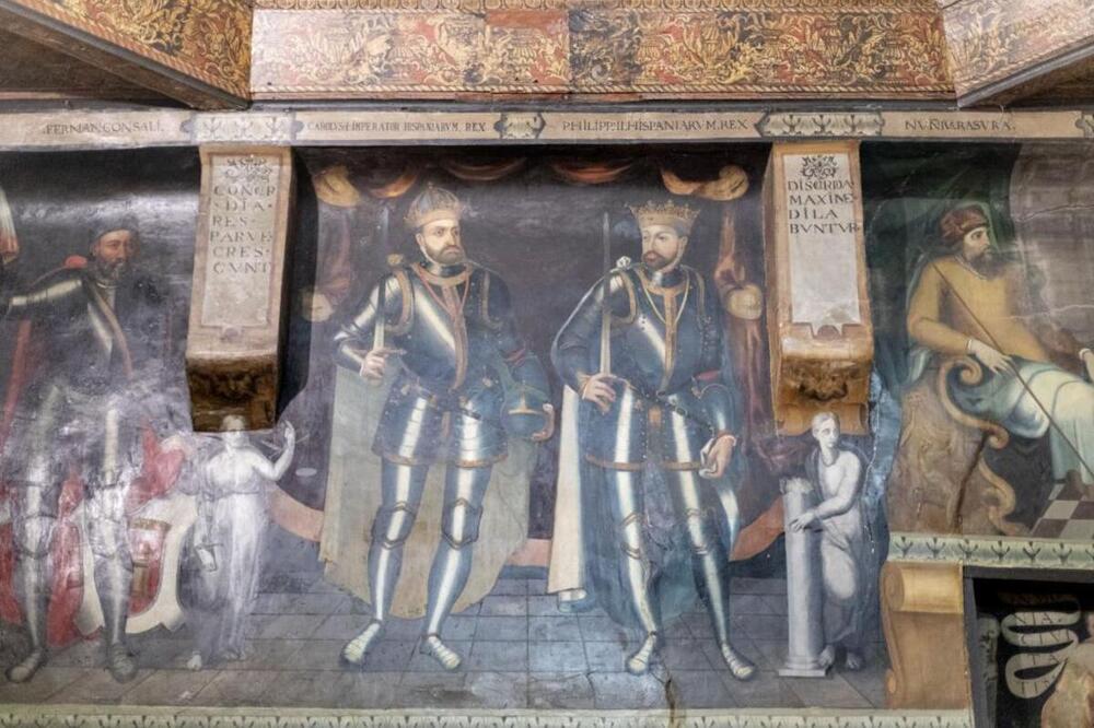 La Sala de Poridad del Arco de Santa María tiene este fresco de Carlos V y su hijo Felipe II.