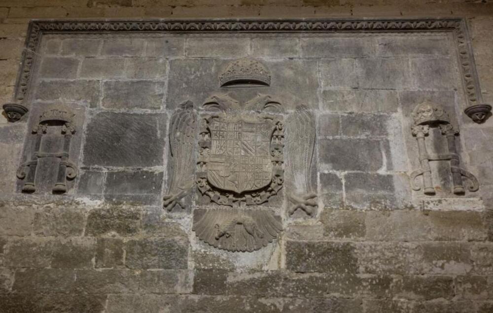 La Casa de Carlos V, en Fresdeval, luce en su zaguán el escudo del monarca. 