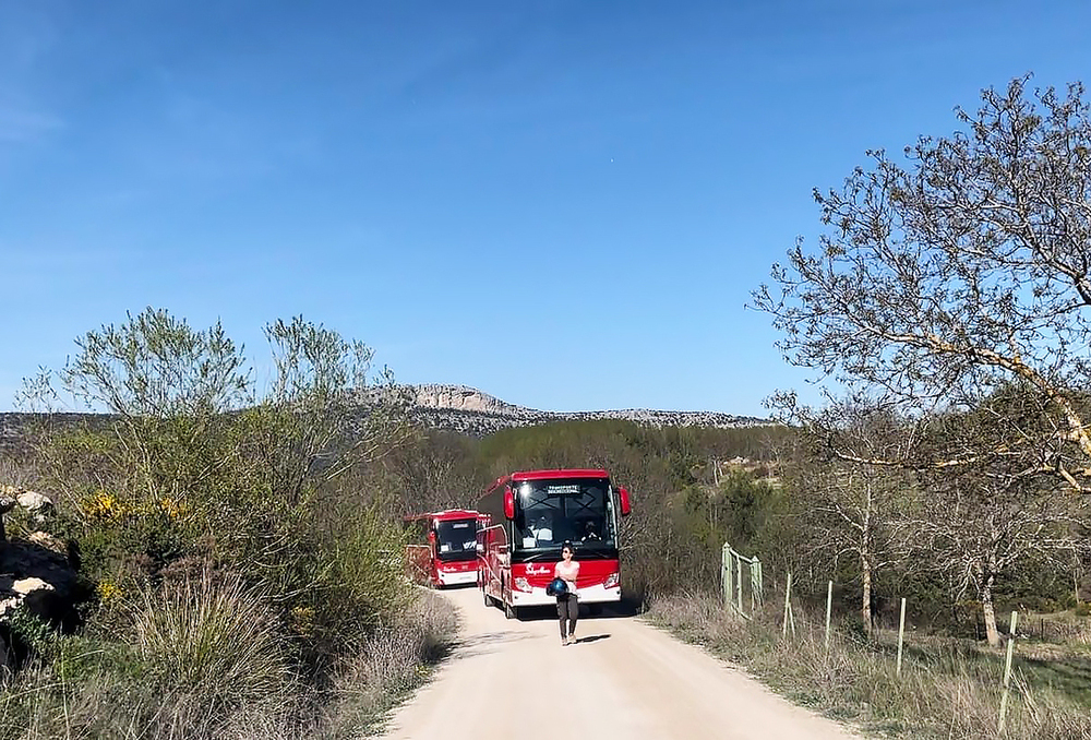 Imagen tomada la tarde del 13 de abril en el camino al cementerio de Sad Hill, con la vecina delante de los buses.