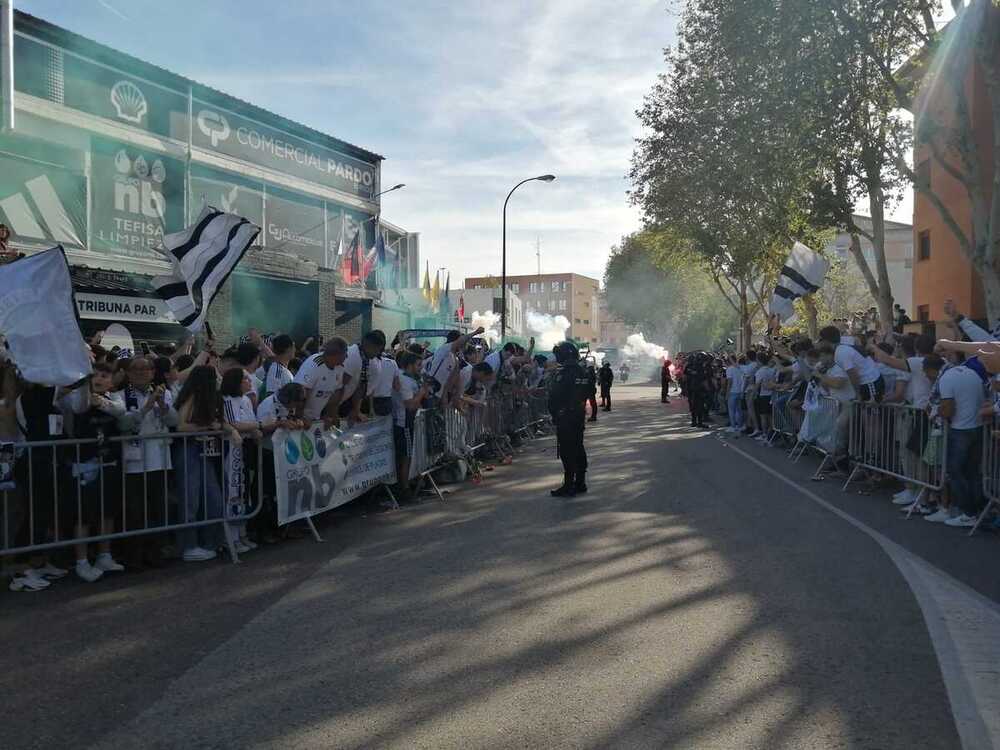 Espectacular recibimiento de la afición blanquinegra a la llegada del Burgos CF a El Plantío