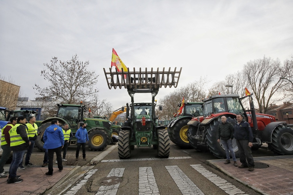Decenas de tractores, ante de la salida en La Milanera.