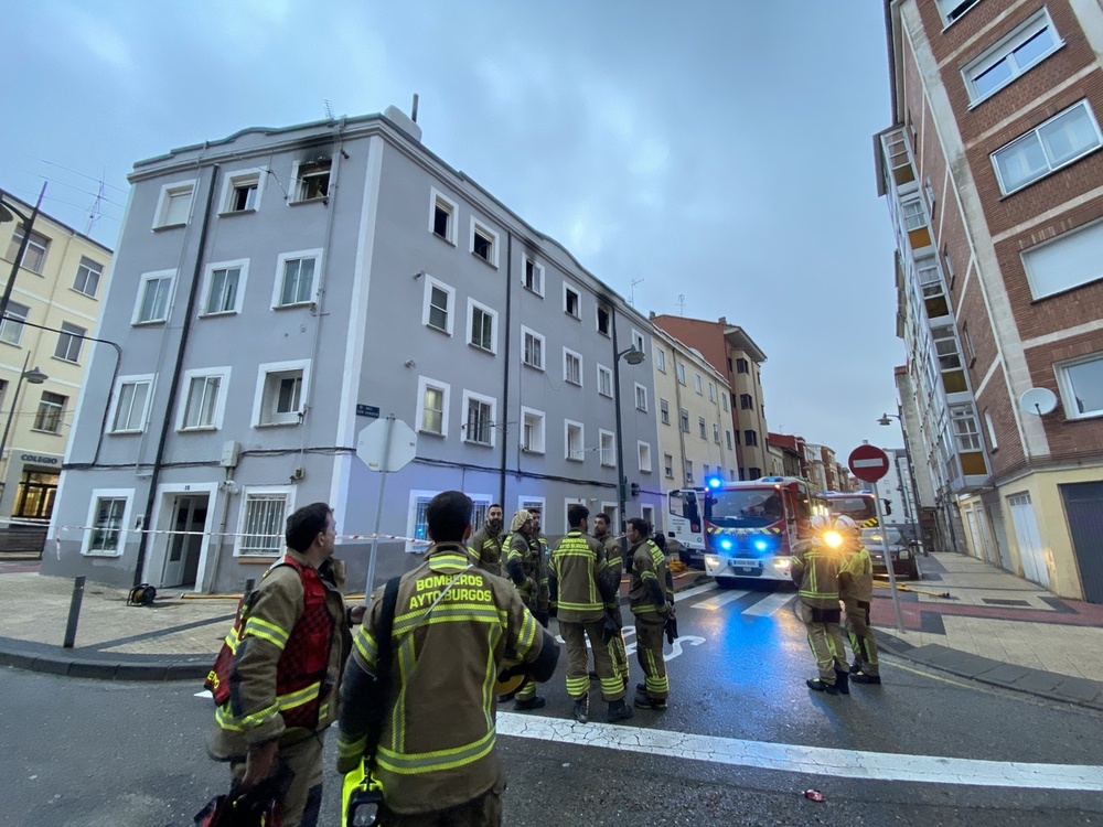 Imagen del inmueble de la calle Fray Esteban de la Villa en el que ha tenido lugar el grave incendio de esta madrugada en Burgos. 