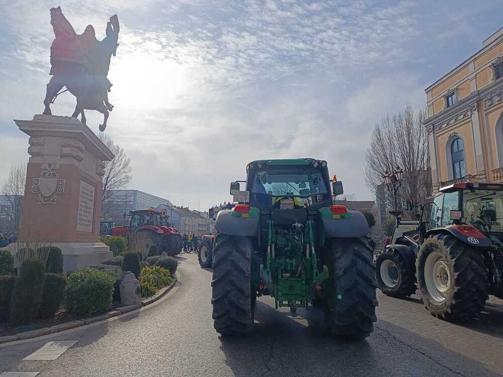 La Plaza de Mío Cid, repleta de tractores.  / Diario de Burgos