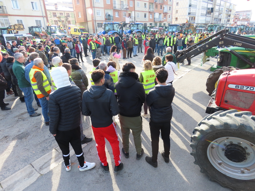 De 250 a 300 tractores toman la calle en Medina de Pomar