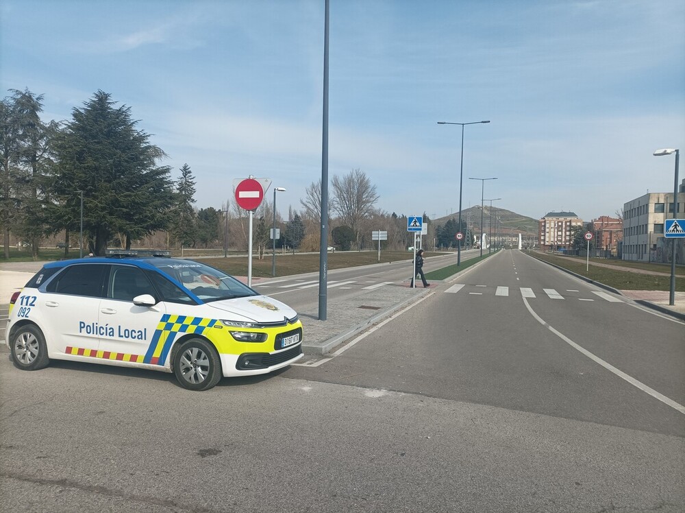 La Policía Local ha cortado la avenida de la Universidad en dirección al puente de Las Rebolledas.  / Diario de Burgos