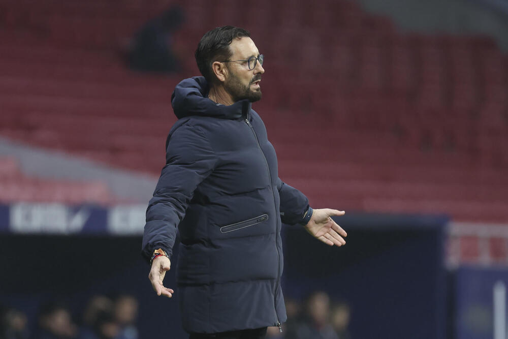 El entrenador del Getafe, Bordalás, hace indicaciones desde la banda