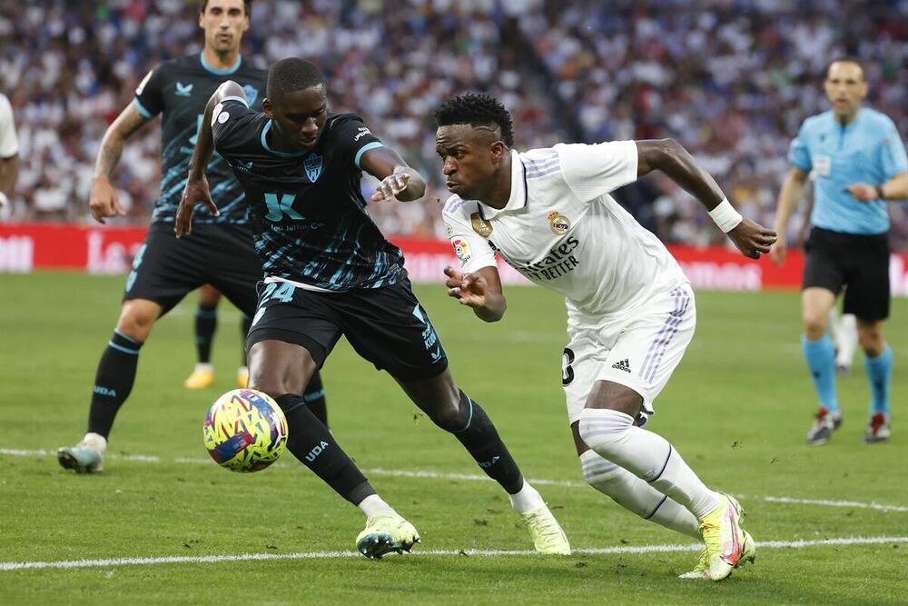 Mendes trata de frenar a Vinícius durante el partido entre el Real Madrid y el Almería en el Bernabéu.