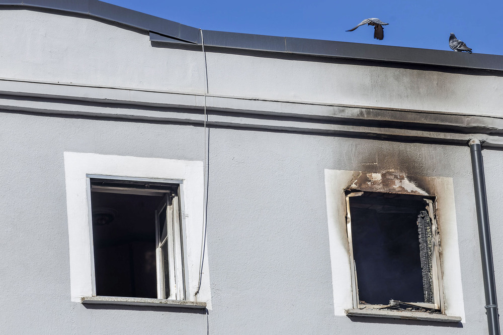 Imágenes del incendio en una vivienda de la calle Fray Esteban de la Villa, en la zona sur de Burgos capital.   / SANTI OTERO (EFE)