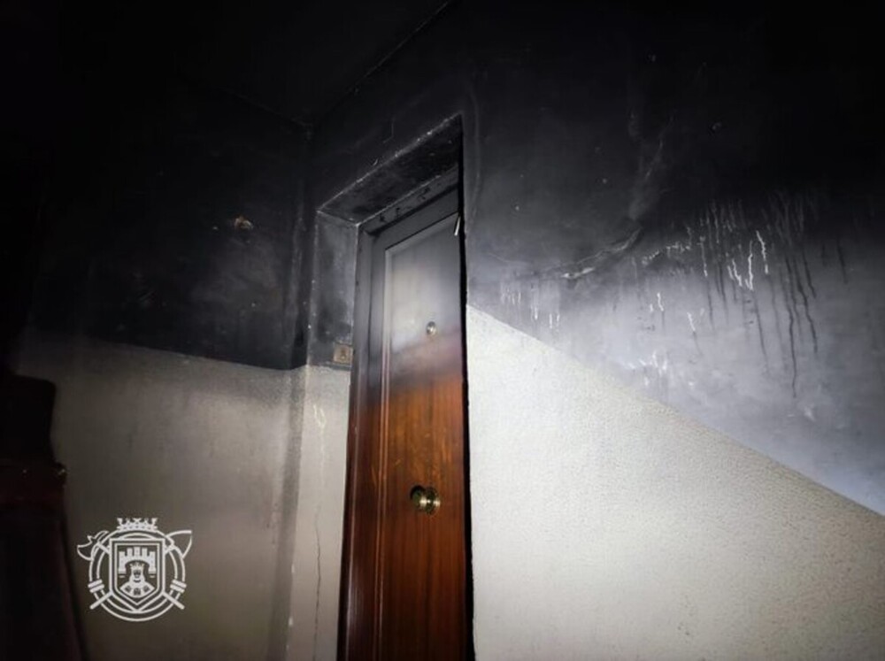 Interior del edificio en el que una persona ha perdido la vida este viernes tras un incendio de madrugada.  / @BOMBEROSBURGOS