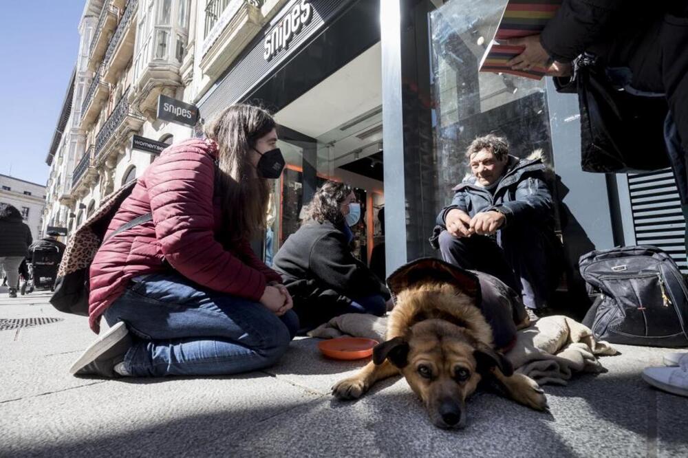 Adrián siempre iba acompañado de su perra Luna y era frecuente verla a las puertas de una tienda de zapatillas en la calle Santander.