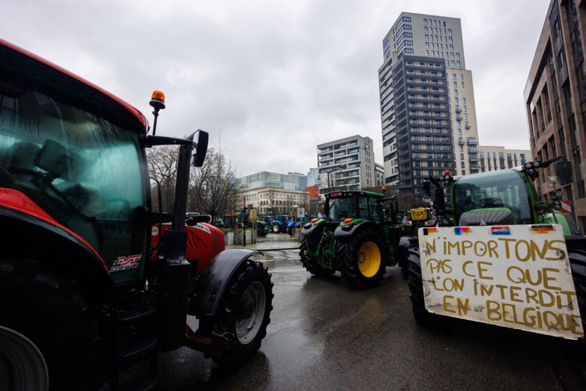 European farmers protest along side meeting of EU agriculture and fisheries ministers  / OLIVIER MATTHYS