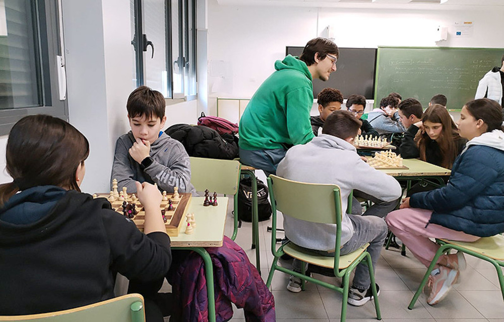 En los recreos se organizan actividades, como los viernes con el ajedrez. 