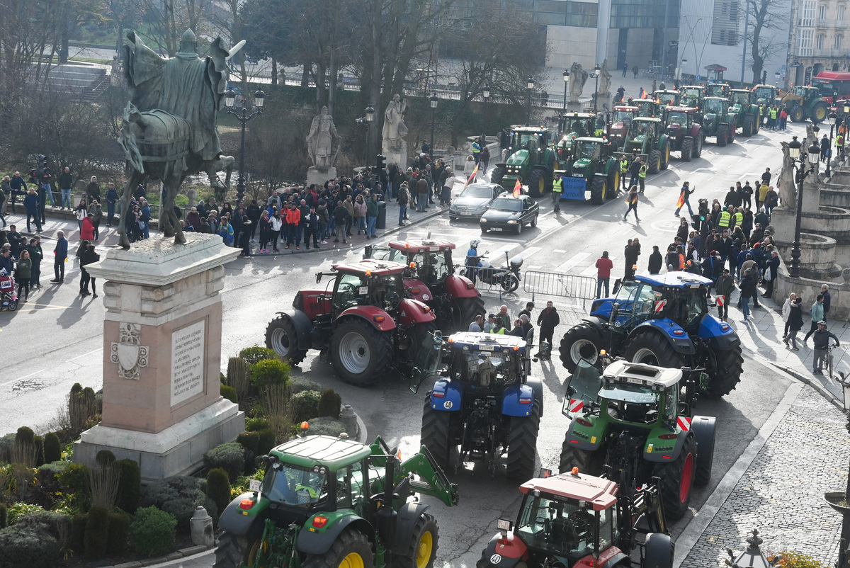 Una tractorada ha paralizado Burgos capital durante toda la mañana.