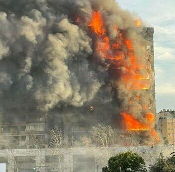 Un incendio devora un edificio de 14 plantas en Valencia