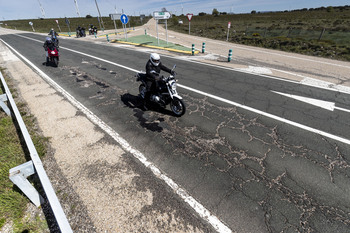 El mal firme multiplica el peligro en las carreteras de Burgos