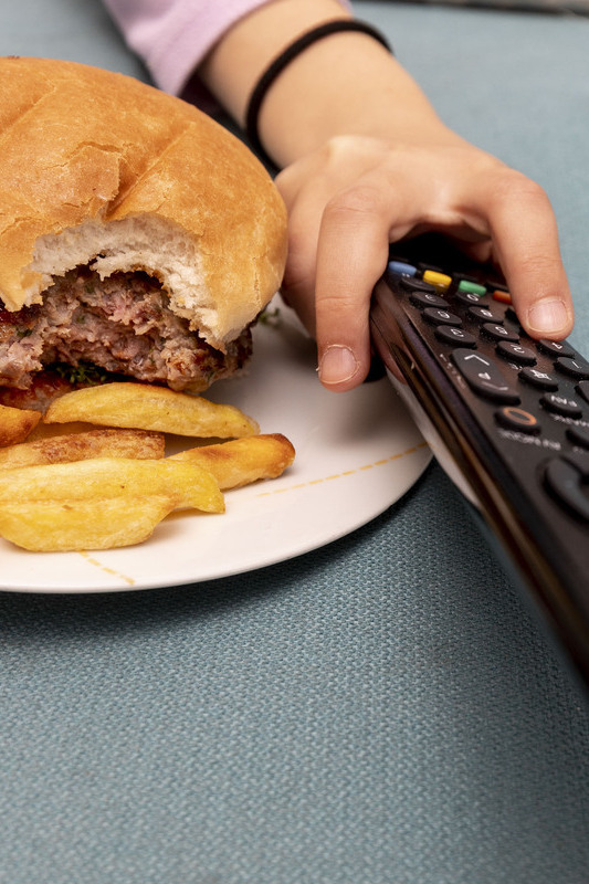 El consumo abusivo de alimentos hipercalóricos y procesados frente a los productos frescos es una de las razones del aumento de peso. 