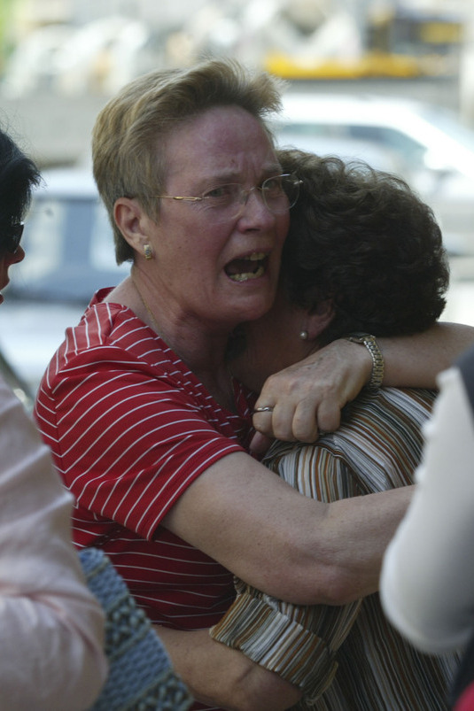 Familiares y allegados de los miembros de la familia asesinada lloraban y se abrazaban el 8 de junio de 2004, cuando los cuerpos fueron descubiertos. 