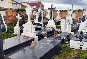 Los Barrios y Terrazos se quedan sin hueco en sus cementerios