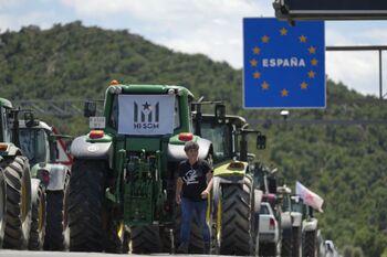 Los agricultores vuelven a bloquear la frontera con Francia